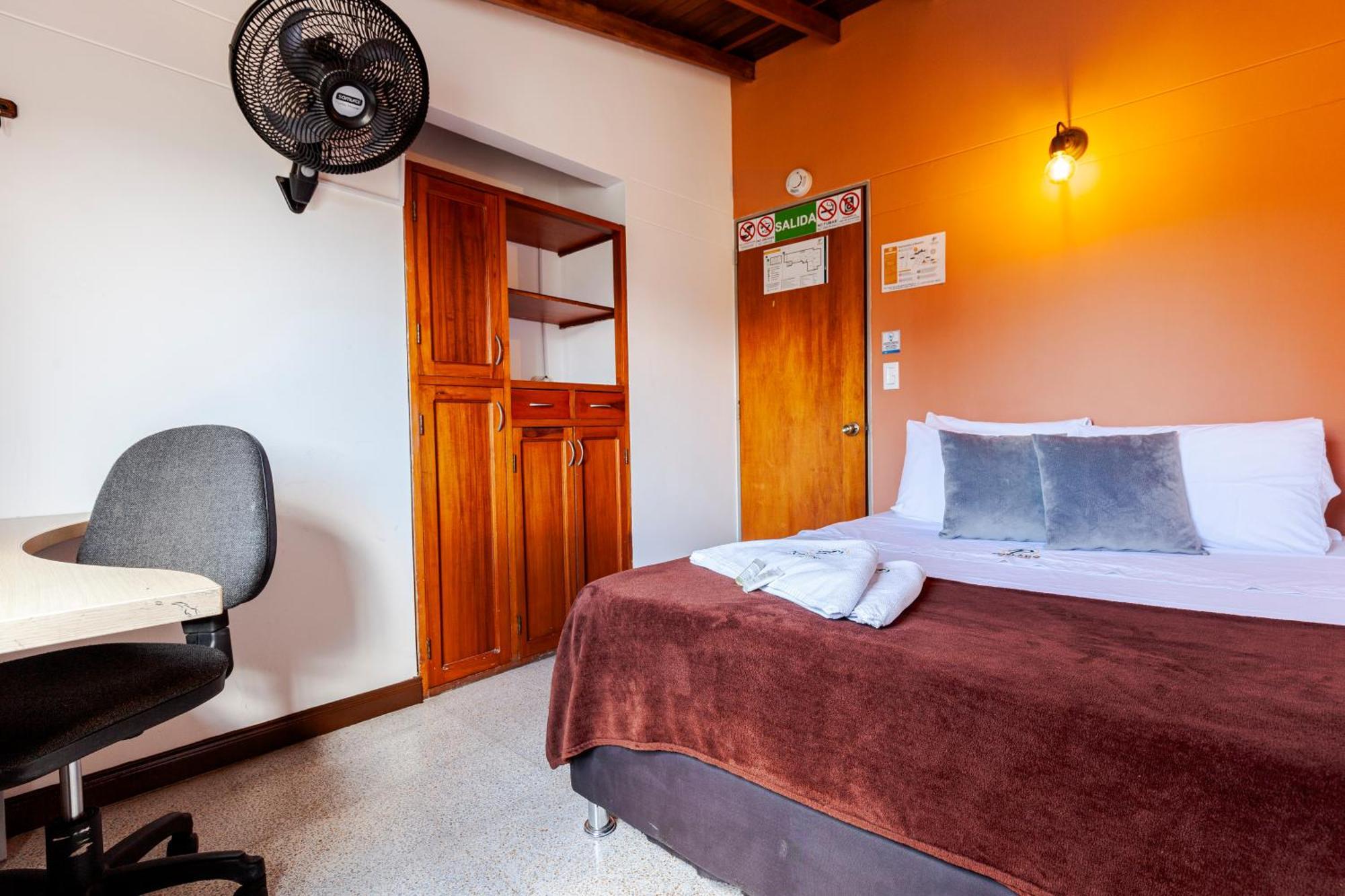 Poblado Guest House Медельин Экстерьер фото