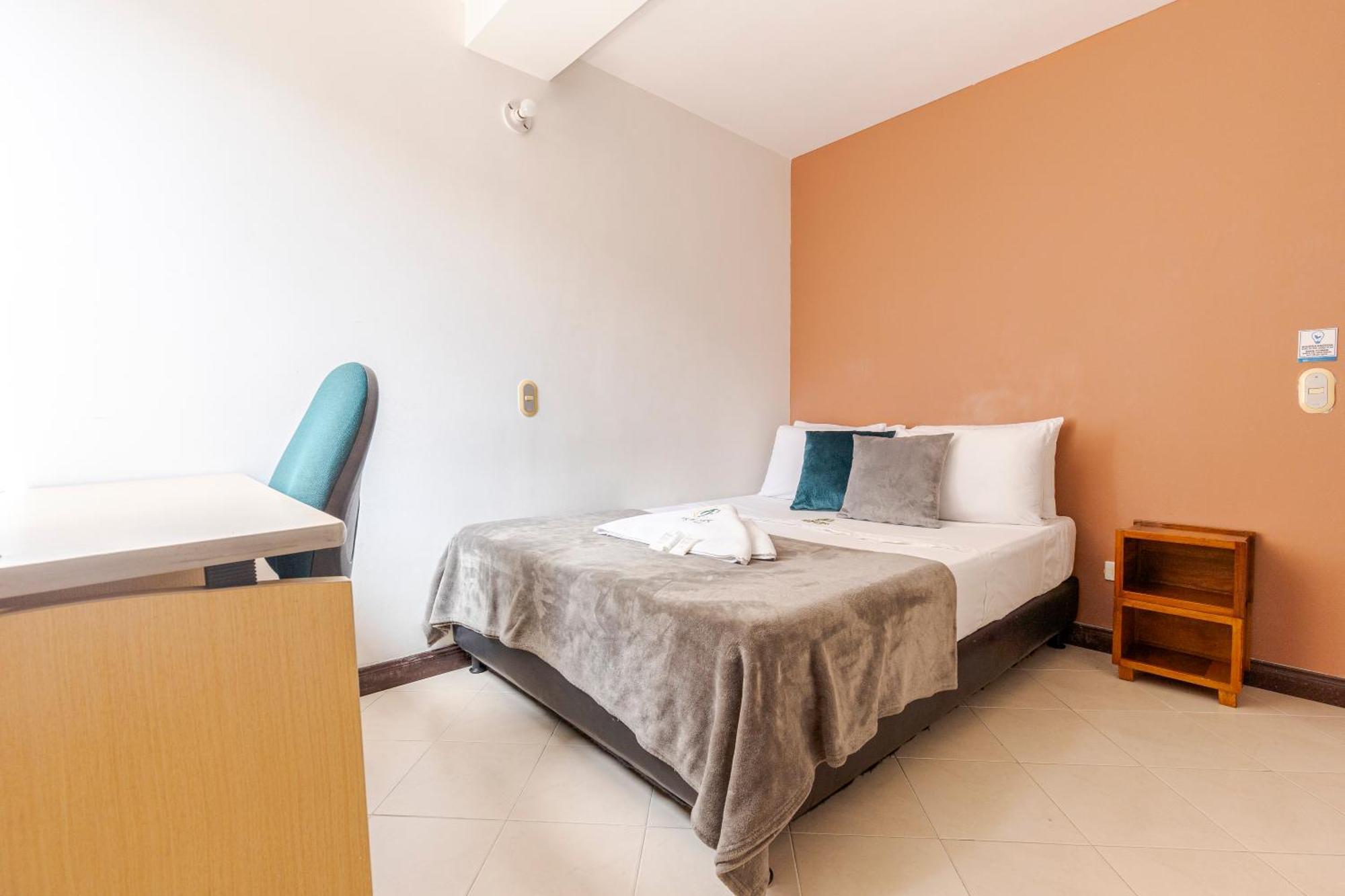 Poblado Guest House Медельин Номер фото