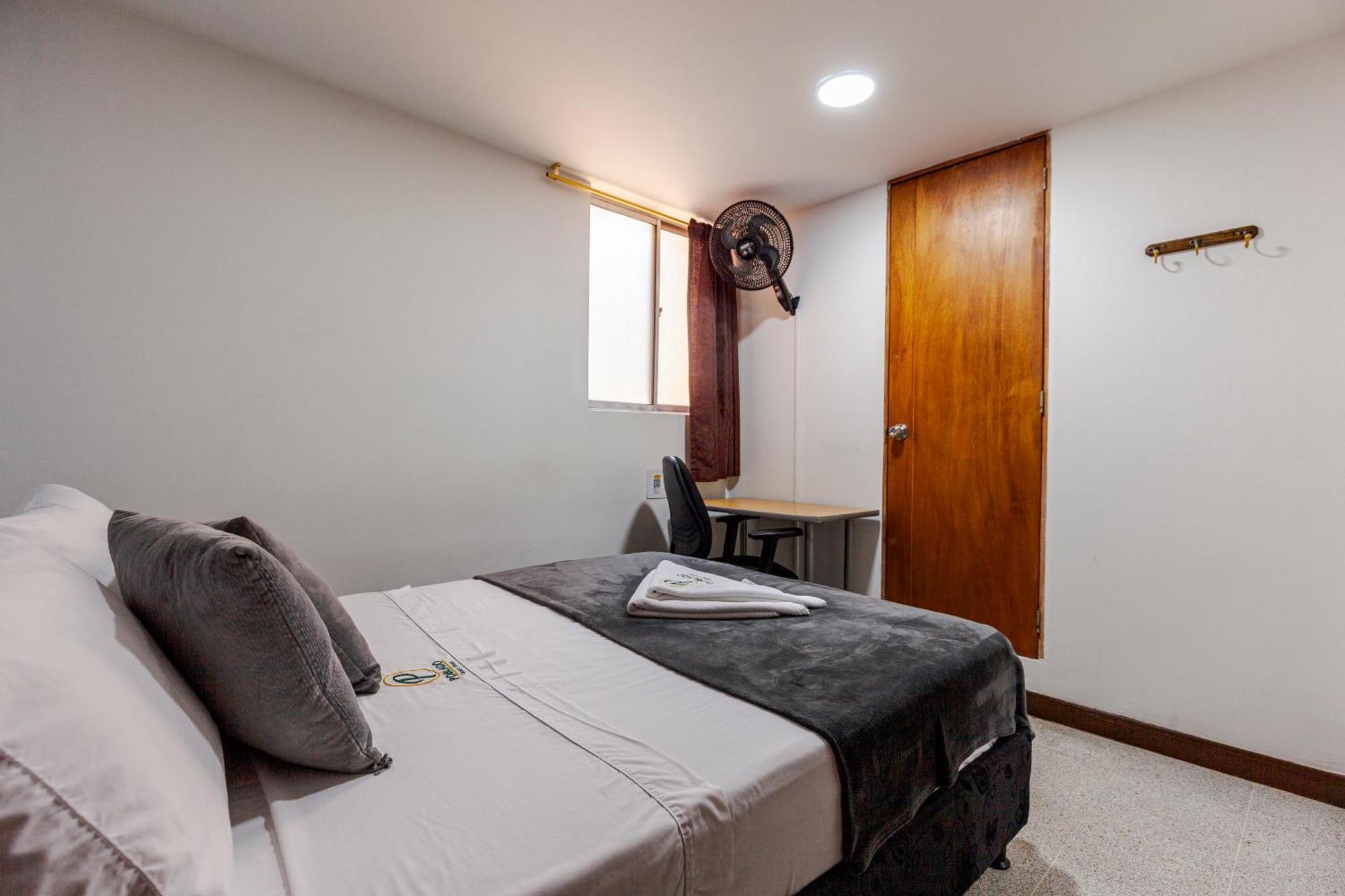 Poblado Guest House Медельин Номер фото